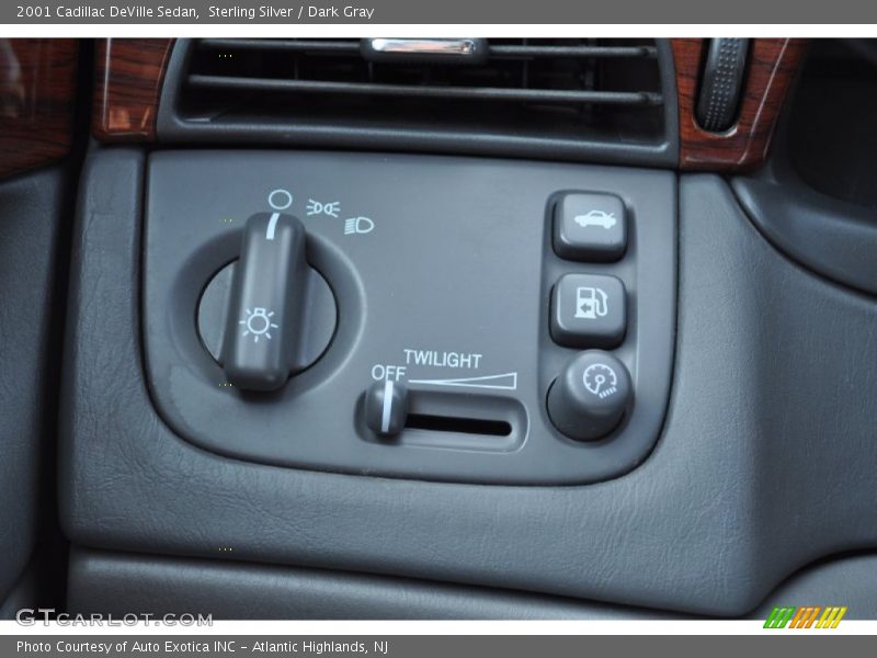 Sterling Silver / Dark Gray 2001 Cadillac DeVille Sedan