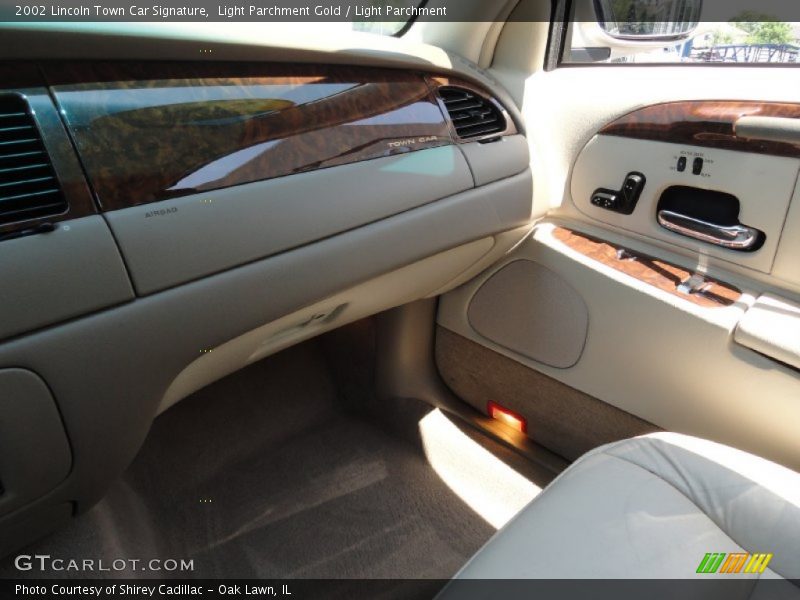 Light Parchment Gold / Light Parchment 2002 Lincoln Town Car Signature