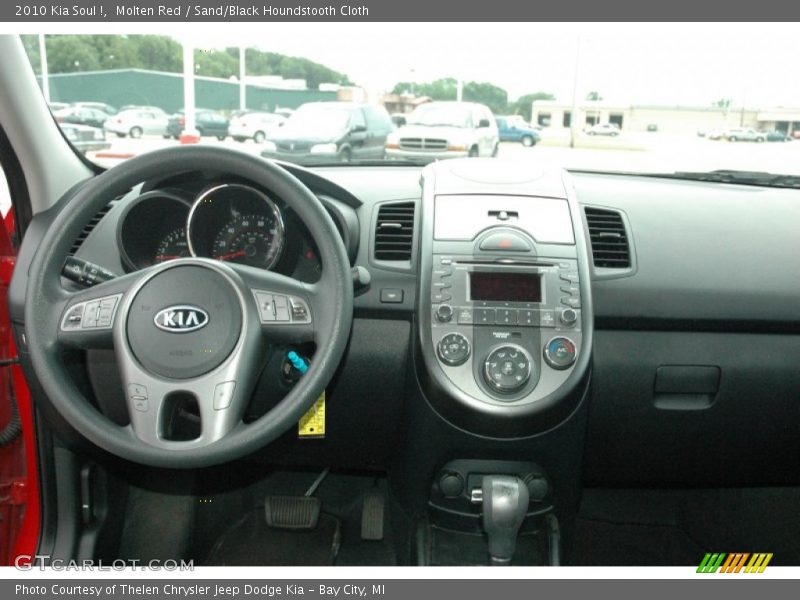 Molten Red / Sand/Black Houndstooth Cloth 2010 Kia Soul !
