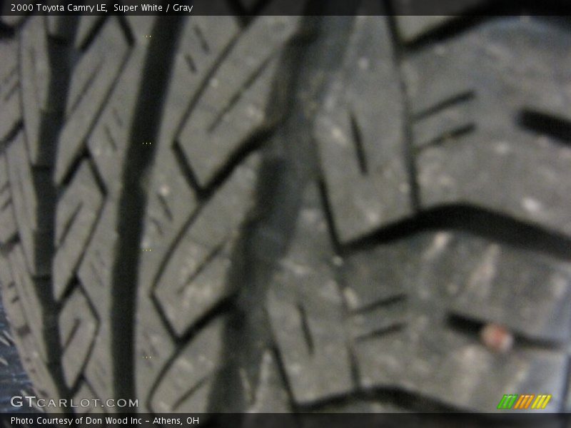 Super White / Gray 2000 Toyota Camry LE