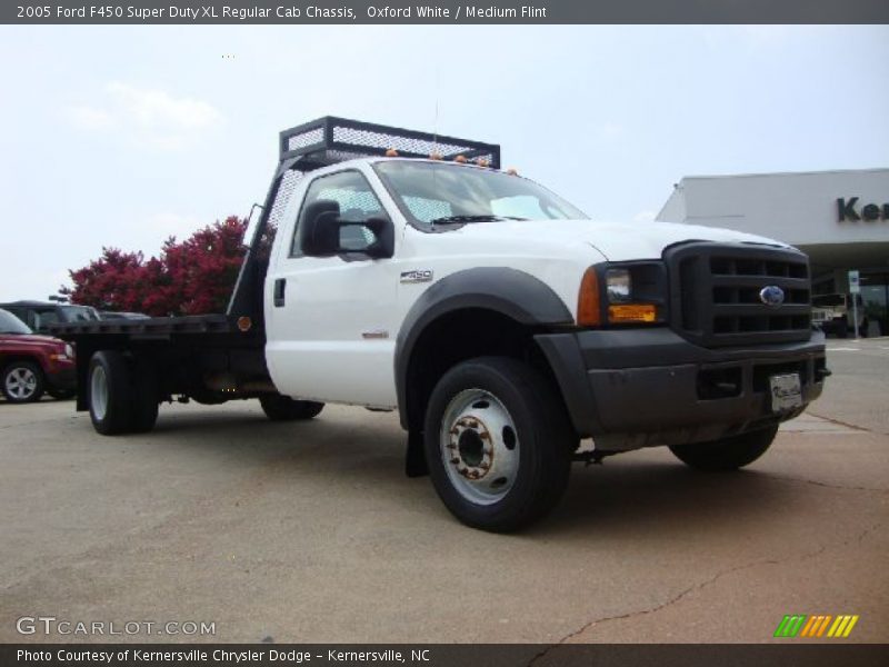 Oxford White / Medium Flint 2005 Ford F450 Super Duty XL Regular Cab Chassis