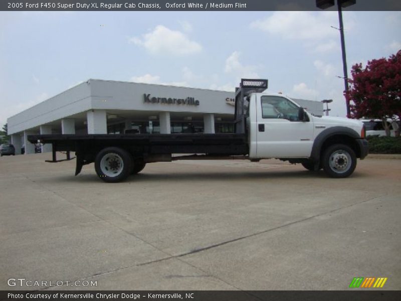 Oxford White / Medium Flint 2005 Ford F450 Super Duty XL Regular Cab Chassis
