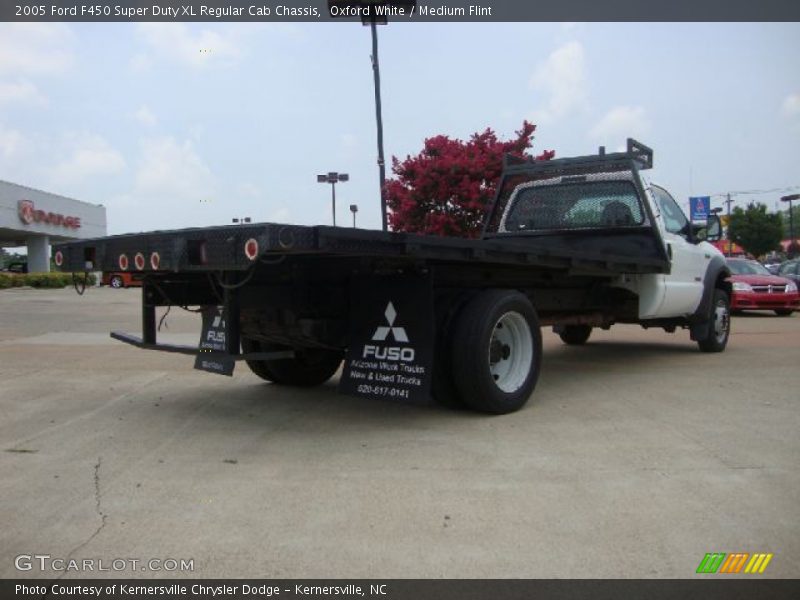 Oxford White / Medium Flint 2005 Ford F450 Super Duty XL Regular Cab Chassis
