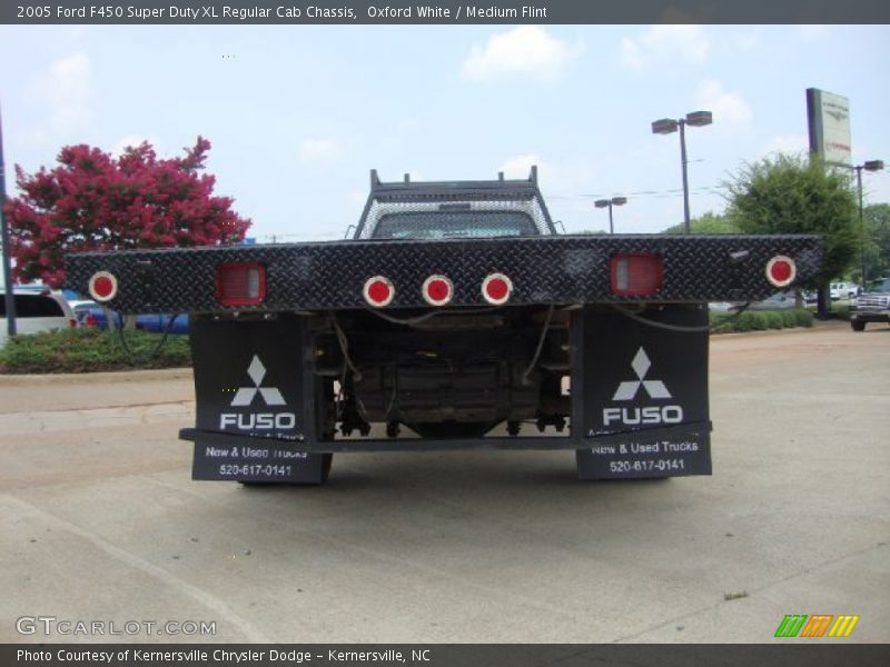 Oxford White / Medium Flint 2005 Ford F450 Super Duty XL Regular Cab Chassis