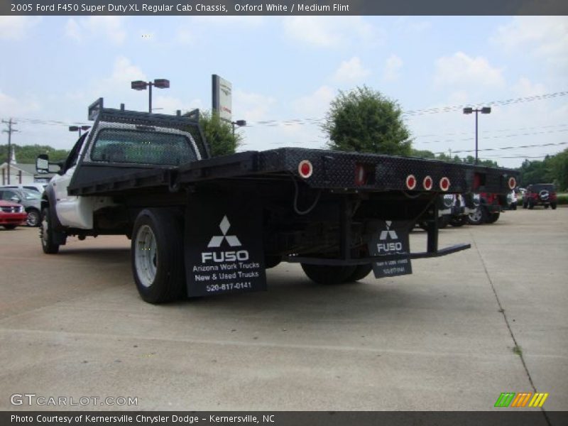 Oxford White / Medium Flint 2005 Ford F450 Super Duty XL Regular Cab Chassis