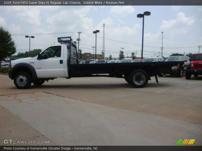 Oxford White / Medium Flint 2005 Ford F450 Super Duty XL Regular Cab Chassis