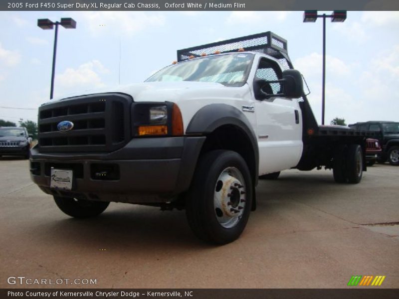 Oxford White / Medium Flint 2005 Ford F450 Super Duty XL Regular Cab Chassis