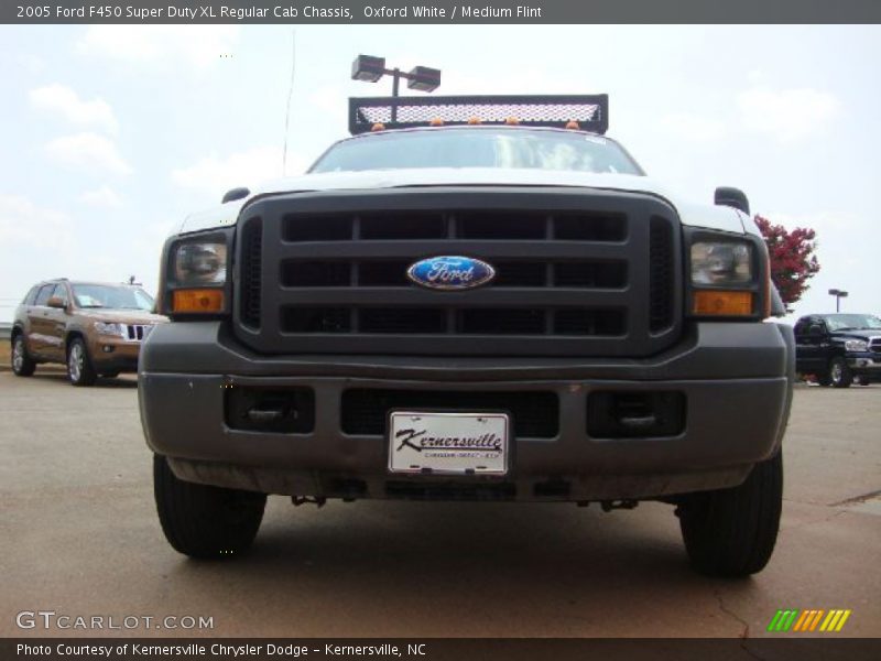 Oxford White / Medium Flint 2005 Ford F450 Super Duty XL Regular Cab Chassis