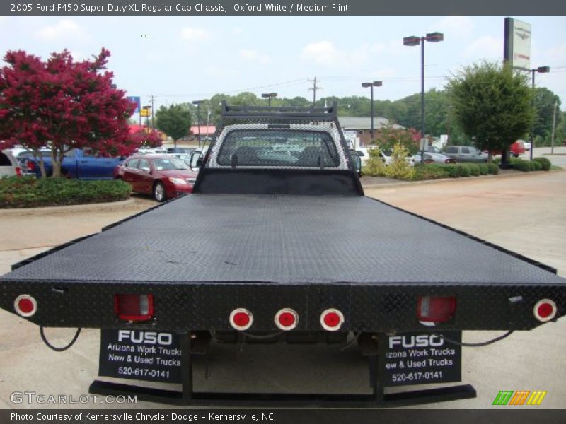Oxford White / Medium Flint 2005 Ford F450 Super Duty XL Regular Cab Chassis