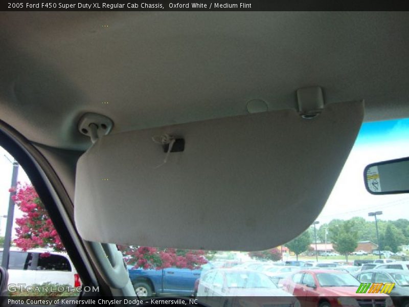 Oxford White / Medium Flint 2005 Ford F450 Super Duty XL Regular Cab Chassis