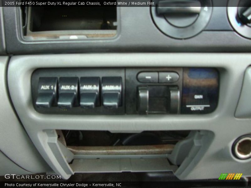 Oxford White / Medium Flint 2005 Ford F450 Super Duty XL Regular Cab Chassis