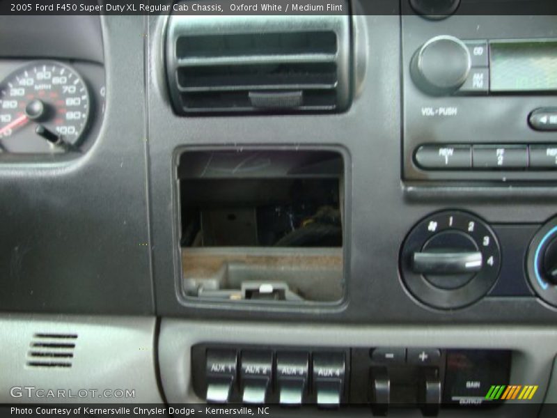 Oxford White / Medium Flint 2005 Ford F450 Super Duty XL Regular Cab Chassis