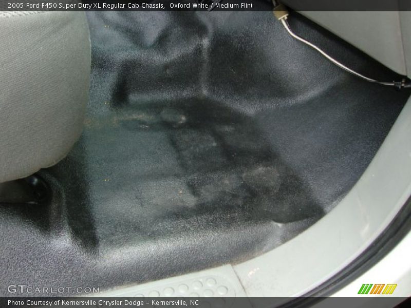 Oxford White / Medium Flint 2005 Ford F450 Super Duty XL Regular Cab Chassis