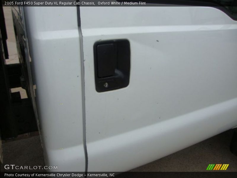 Oxford White / Medium Flint 2005 Ford F450 Super Duty XL Regular Cab Chassis