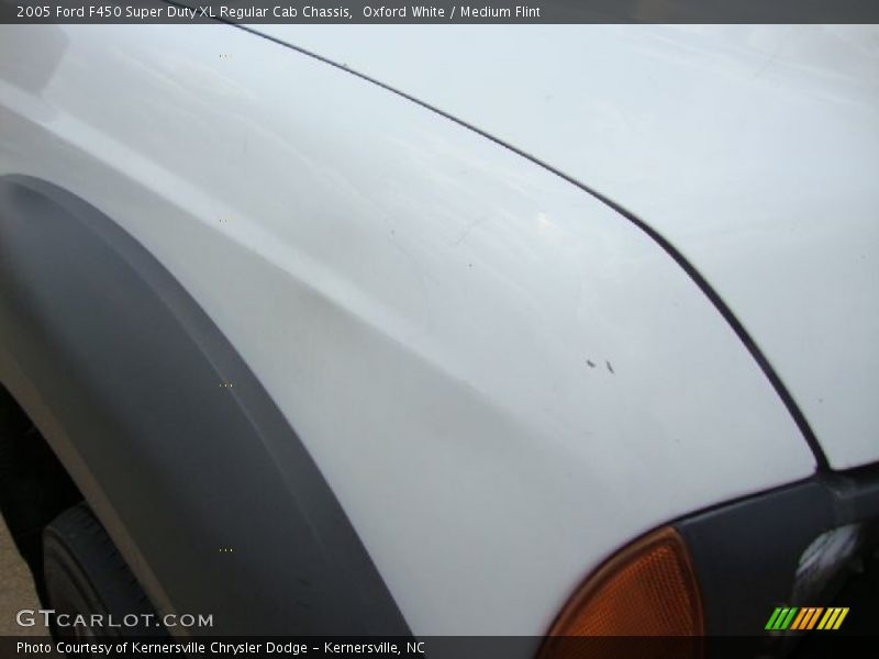 Oxford White / Medium Flint 2005 Ford F450 Super Duty XL Regular Cab Chassis