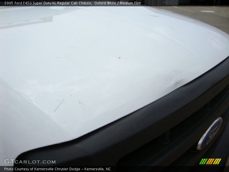 Oxford White / Medium Flint 2005 Ford F450 Super Duty XL Regular Cab Chassis