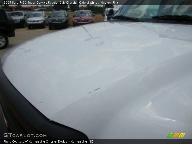 Oxford White / Medium Flint 2005 Ford F450 Super Duty XL Regular Cab Chassis