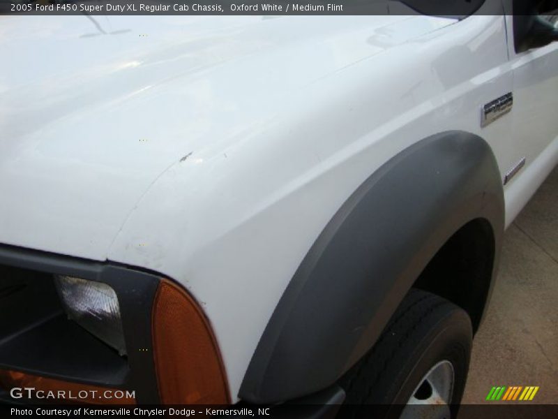 Oxford White / Medium Flint 2005 Ford F450 Super Duty XL Regular Cab Chassis