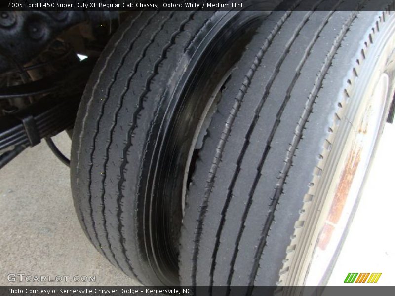 Oxford White / Medium Flint 2005 Ford F450 Super Duty XL Regular Cab Chassis