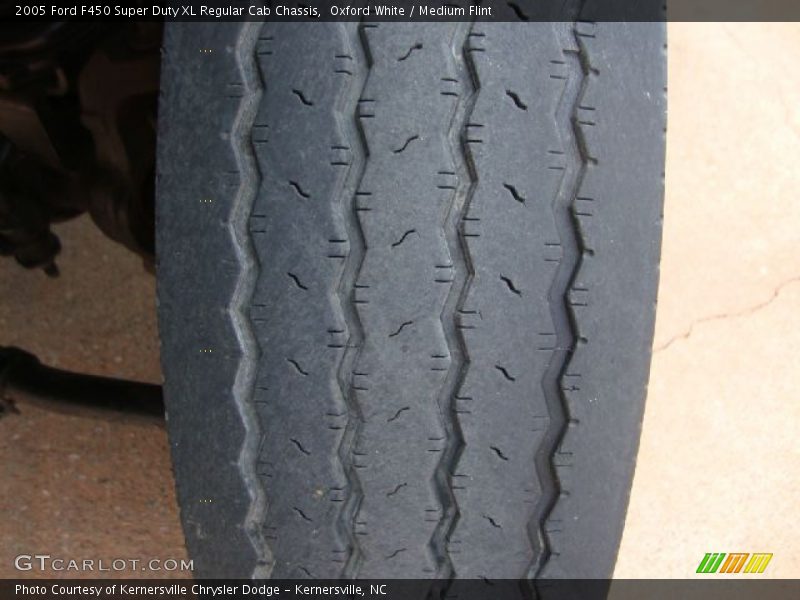 Oxford White / Medium Flint 2005 Ford F450 Super Duty XL Regular Cab Chassis