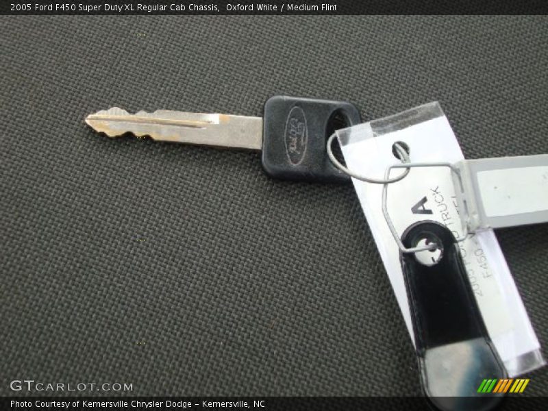 Oxford White / Medium Flint 2005 Ford F450 Super Duty XL Regular Cab Chassis