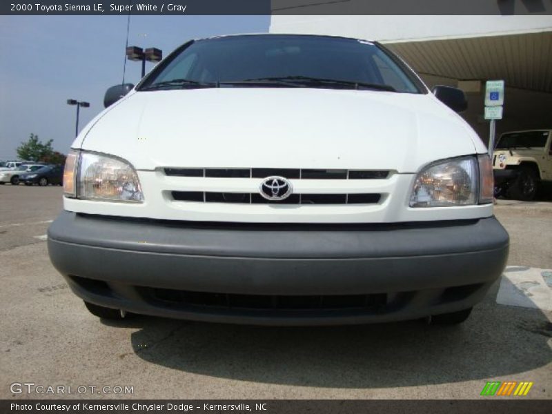 Super White / Gray 2000 Toyota Sienna LE
