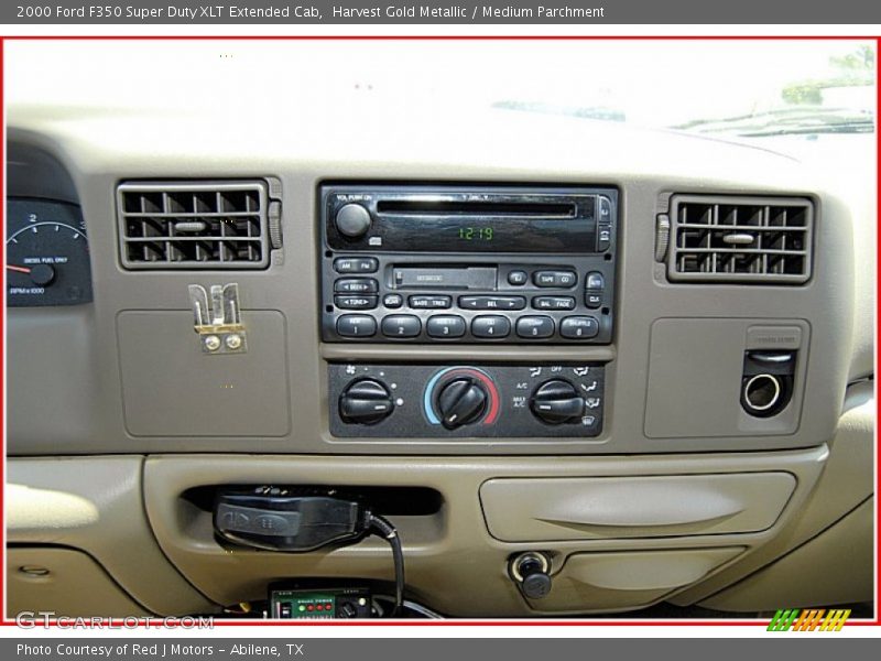 Harvest Gold Metallic / Medium Parchment 2000 Ford F350 Super Duty XLT Extended Cab