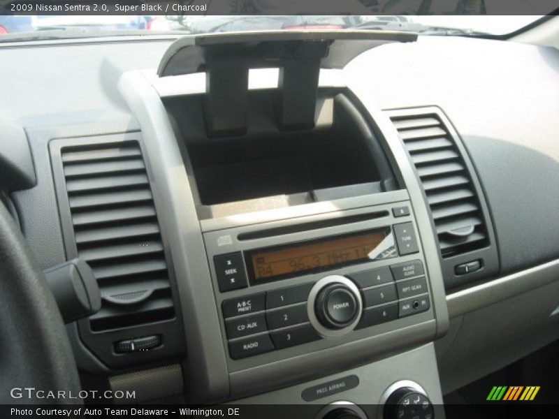 Super Black / Charcoal 2009 Nissan Sentra 2.0