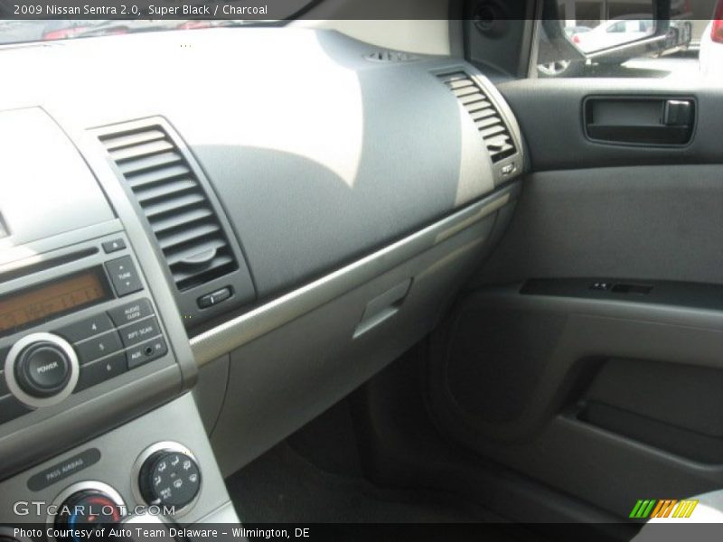 Super Black / Charcoal 2009 Nissan Sentra 2.0