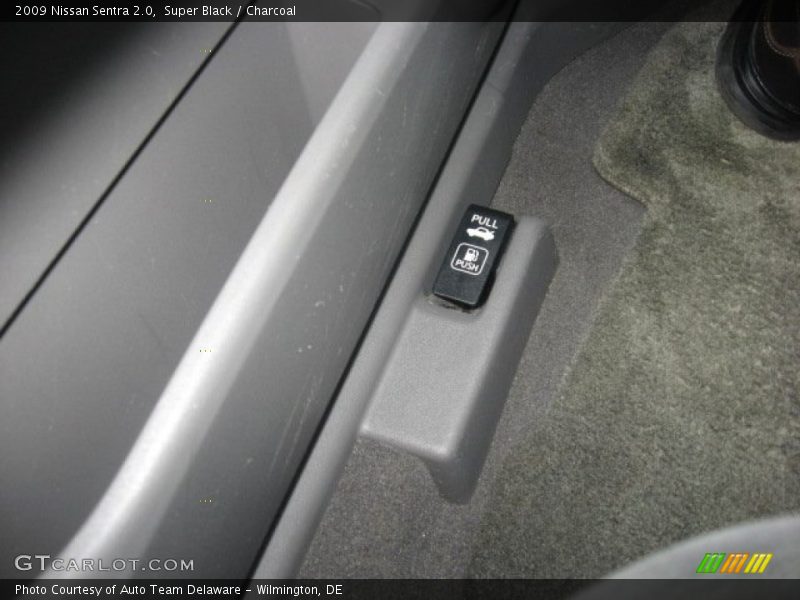 Super Black / Charcoal 2009 Nissan Sentra 2.0