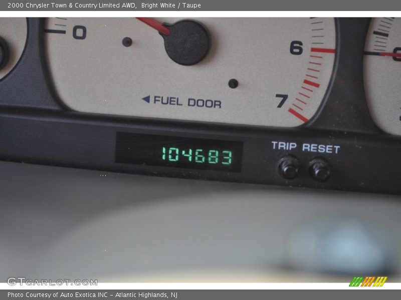 Bright White / Taupe 2000 Chrysler Town & Country Limited AWD