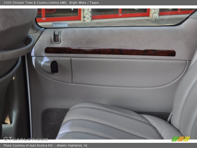 Bright White / Taupe 2000 Chrysler Town & Country Limited AWD