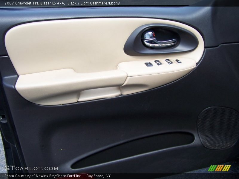 Black / Light Cashmere/Ebony 2007 Chevrolet TrailBlazer LS 4x4