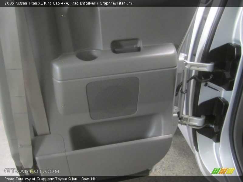 Radiant Silver / Graphite/Titanium 2005 Nissan Titan XE King Cab 4x4