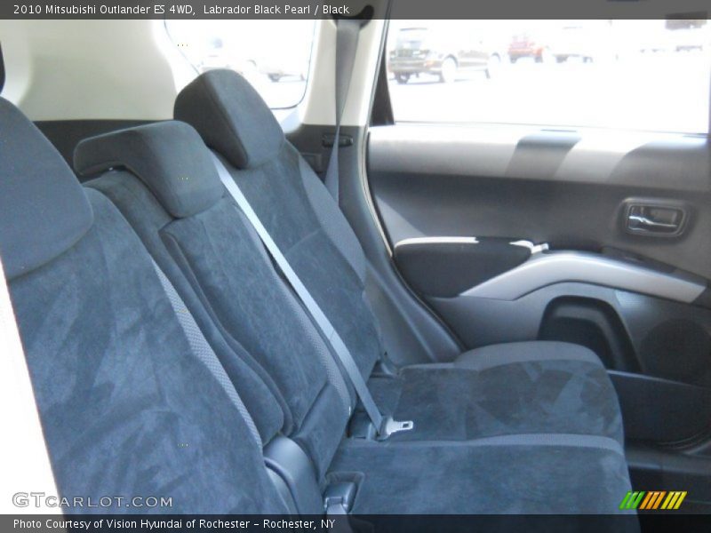Labrador Black Pearl / Black 2010 Mitsubishi Outlander ES 4WD