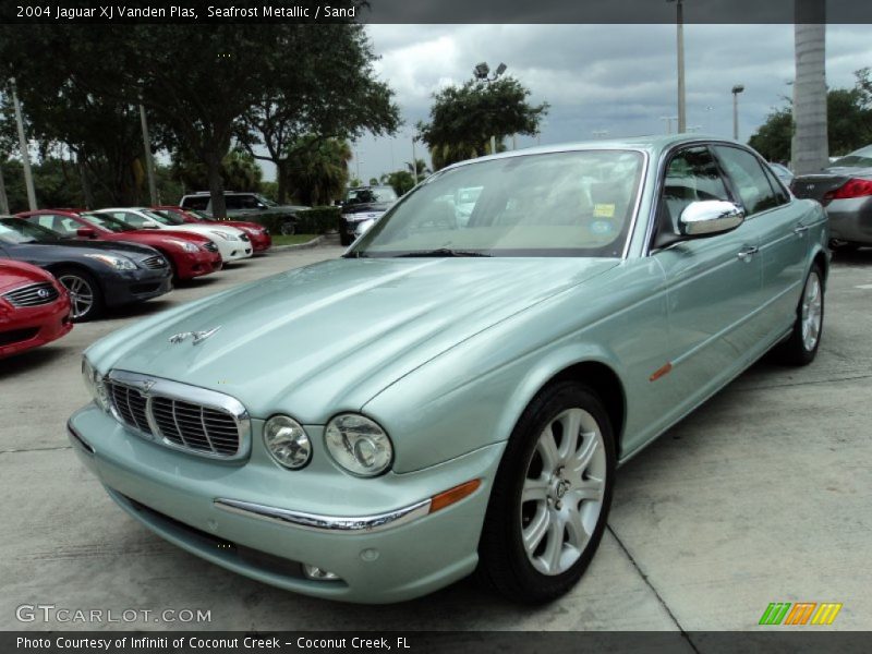 Front 3/4 View of 2004 XJ Vanden Plas