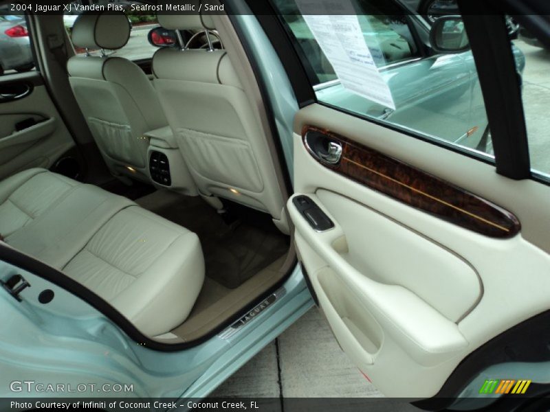  2004 XJ Vanden Plas Sand Interior