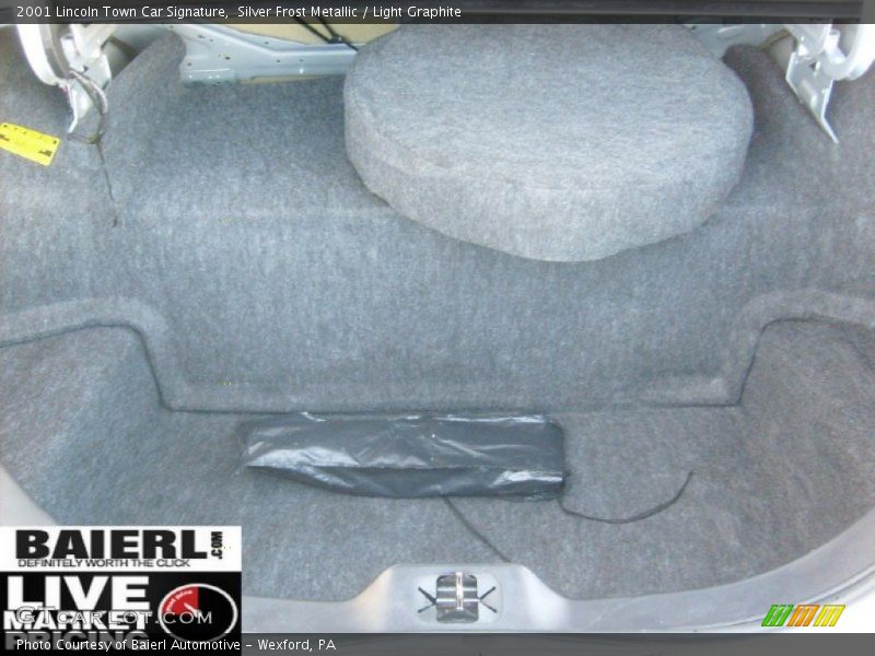 Silver Frost Metallic / Light Graphite 2001 Lincoln Town Car Signature