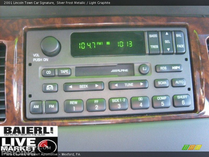 Silver Frost Metallic / Light Graphite 2001 Lincoln Town Car Signature