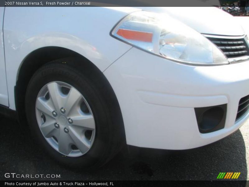 Fresh Powder / Charcoal 2007 Nissan Versa S