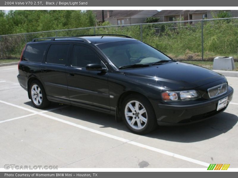 Front 3/4 View of 2004 V70 2.5T