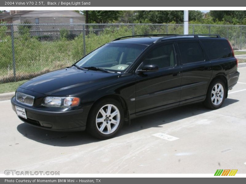 Front 3/4 View of 2004 V70 2.5T