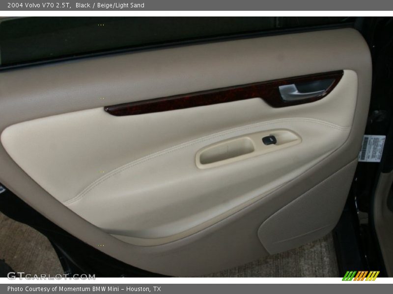 Black / Beige/Light Sand 2004 Volvo V70 2.5T