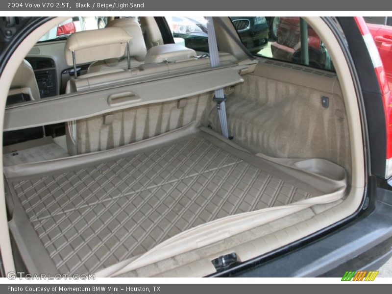  2004 V70 2.5T Trunk