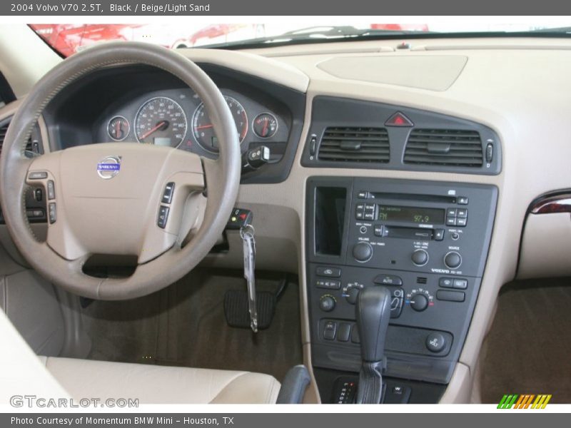 Dashboard of 2004 V70 2.5T