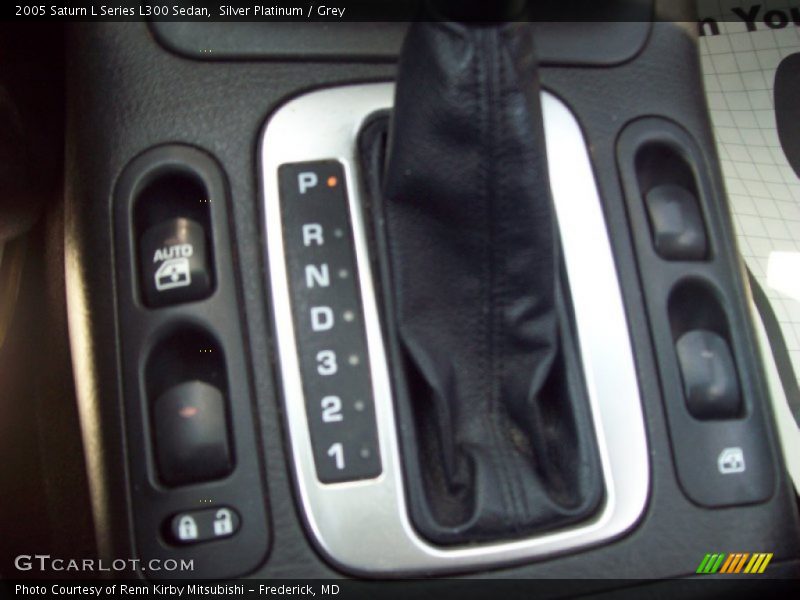 Silver Platinum / Grey 2005 Saturn L Series L300 Sedan