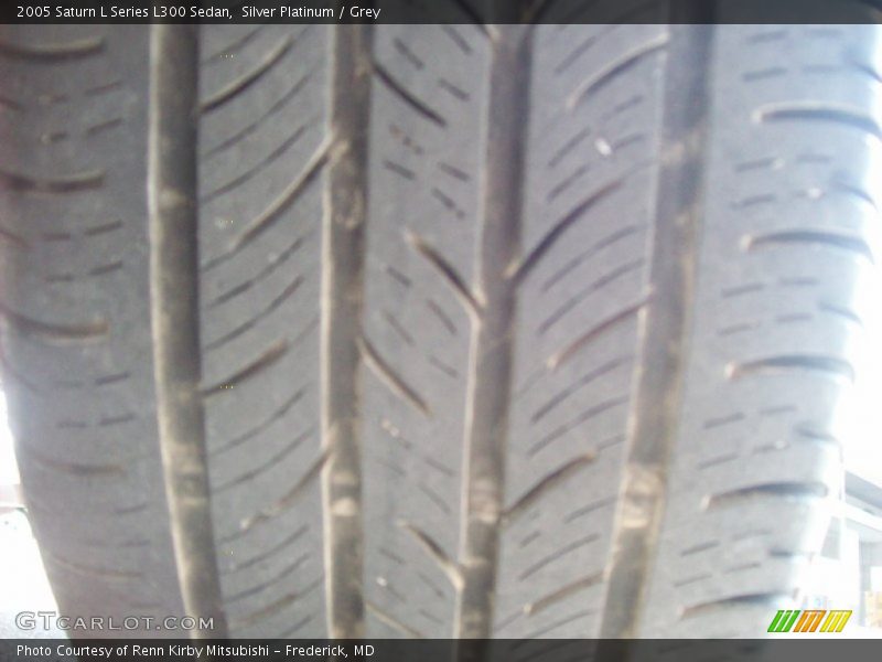 Silver Platinum / Grey 2005 Saturn L Series L300 Sedan