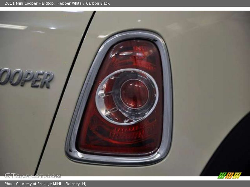 Pepper White / Carbon Black 2011 Mini Cooper Hardtop