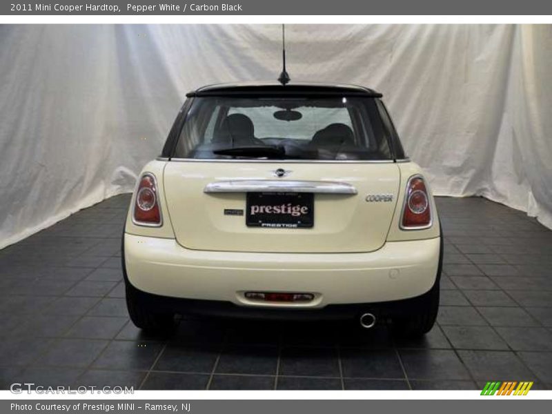 Pepper White / Carbon Black 2011 Mini Cooper Hardtop