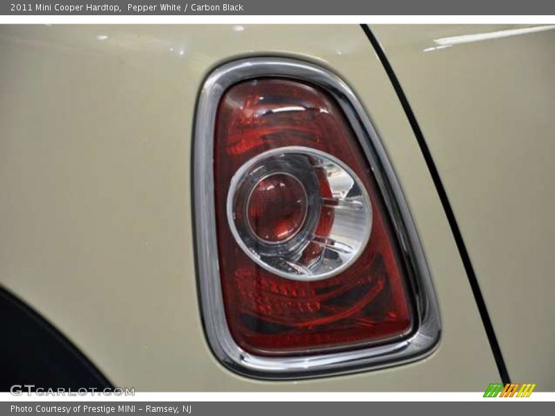 Pepper White / Carbon Black 2011 Mini Cooper Hardtop
